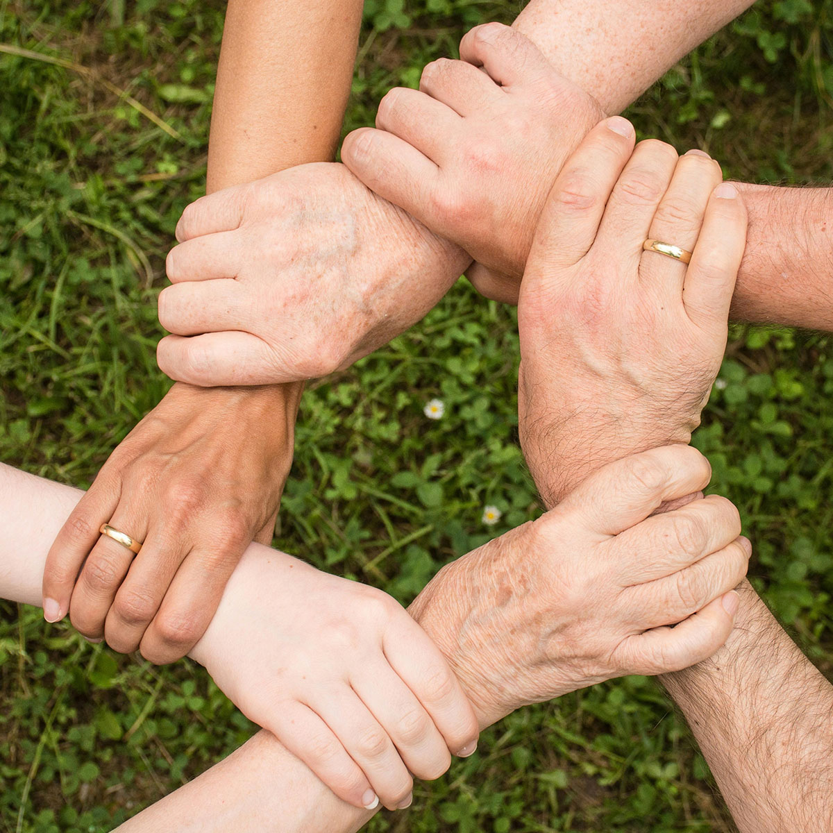 Photo trust hands intertwined 